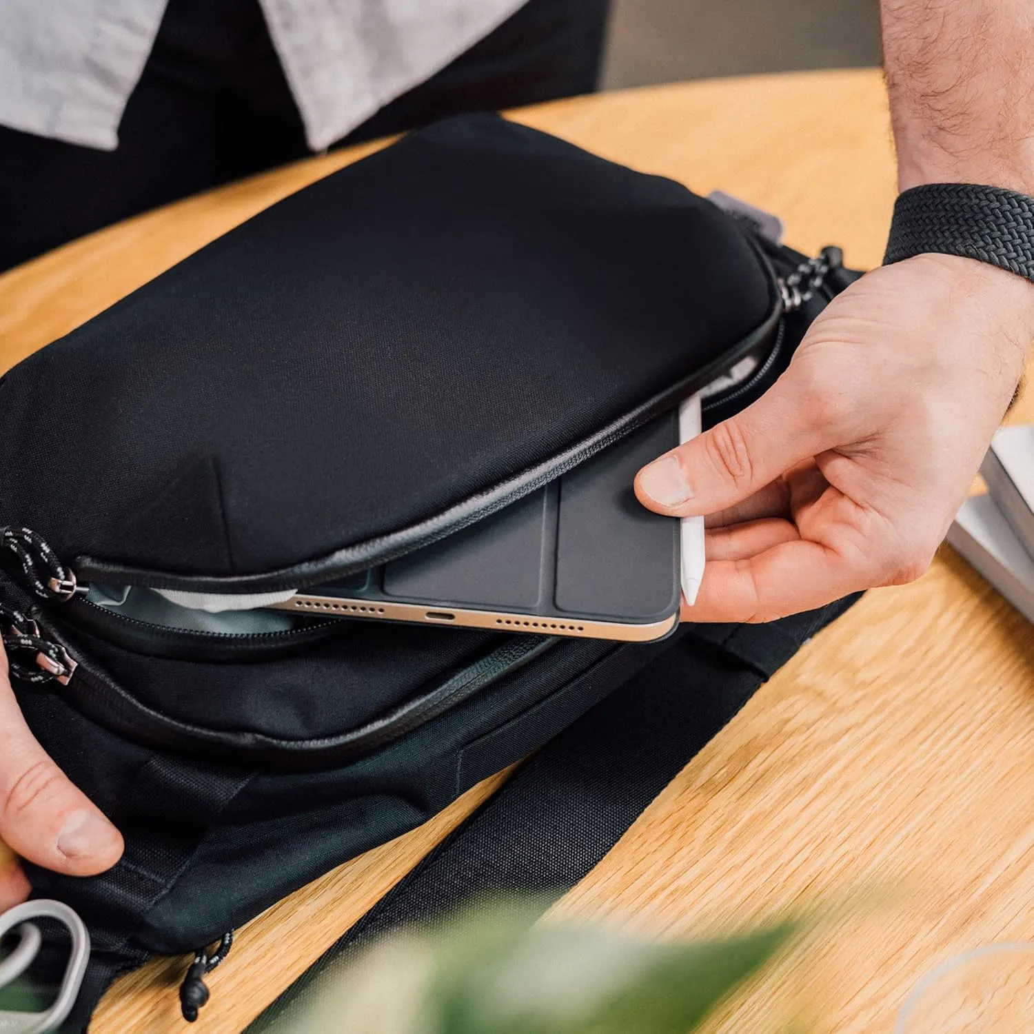 Orbitkey Urban Sling Plus - Black