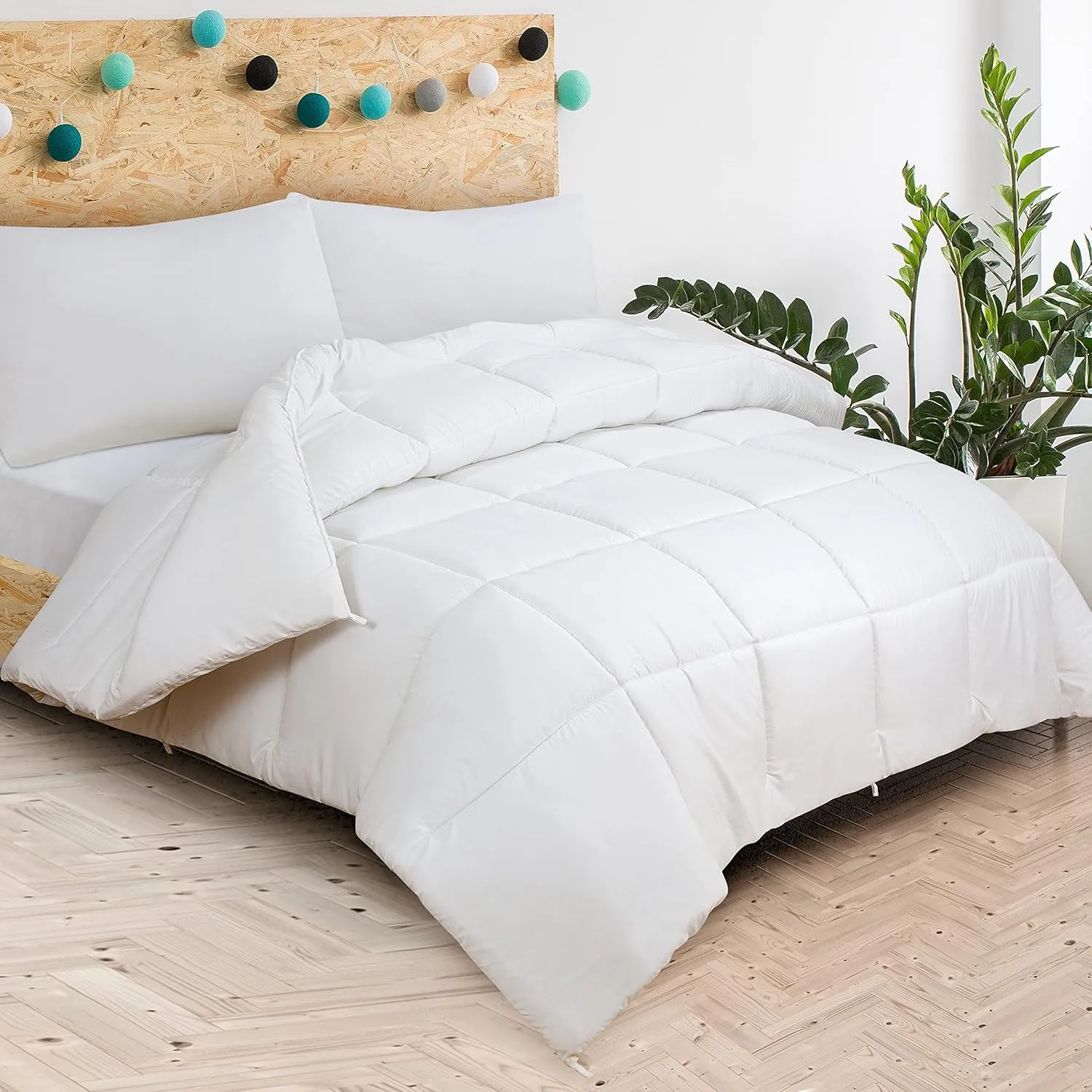 ROYALE Queen All Season Down Alternative Bedding - Lightweight Quilted Comforter with Corner Tabs - Ultra Soft Luxury Hotel Comforter - Box Stitched Duvet Insert (Queen, White)
