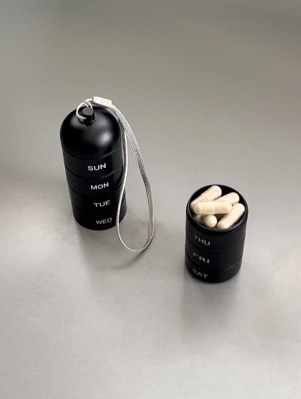 WEEKLY METAL PILL ORGANIZER BLACK